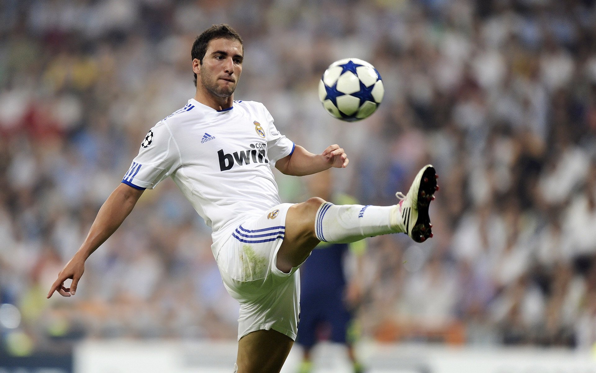 尼斯后防密集站位减少失误空间