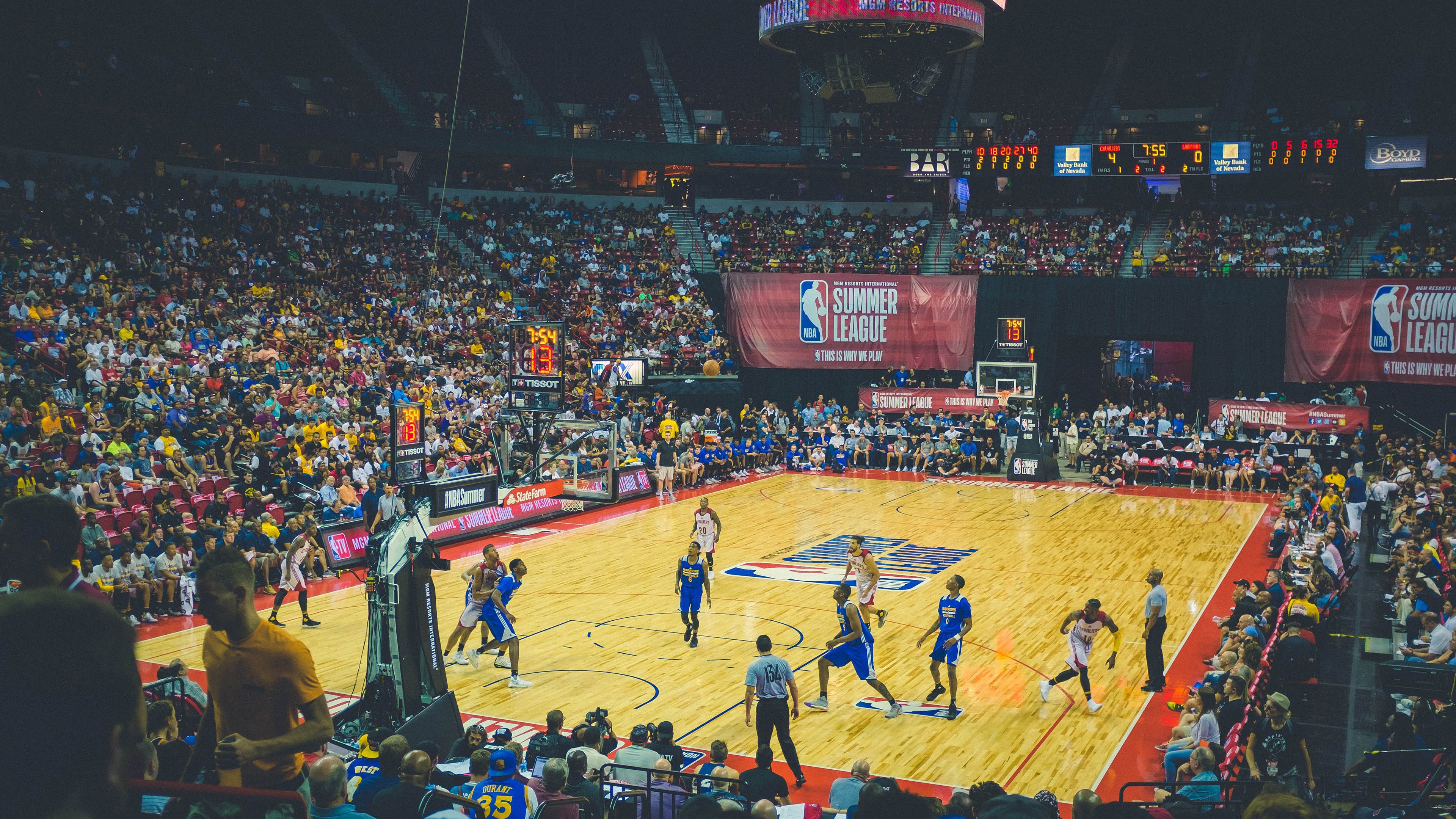 球队是否因场上球员触球次数分布调整战术重心，球员击球后可触及球网全长